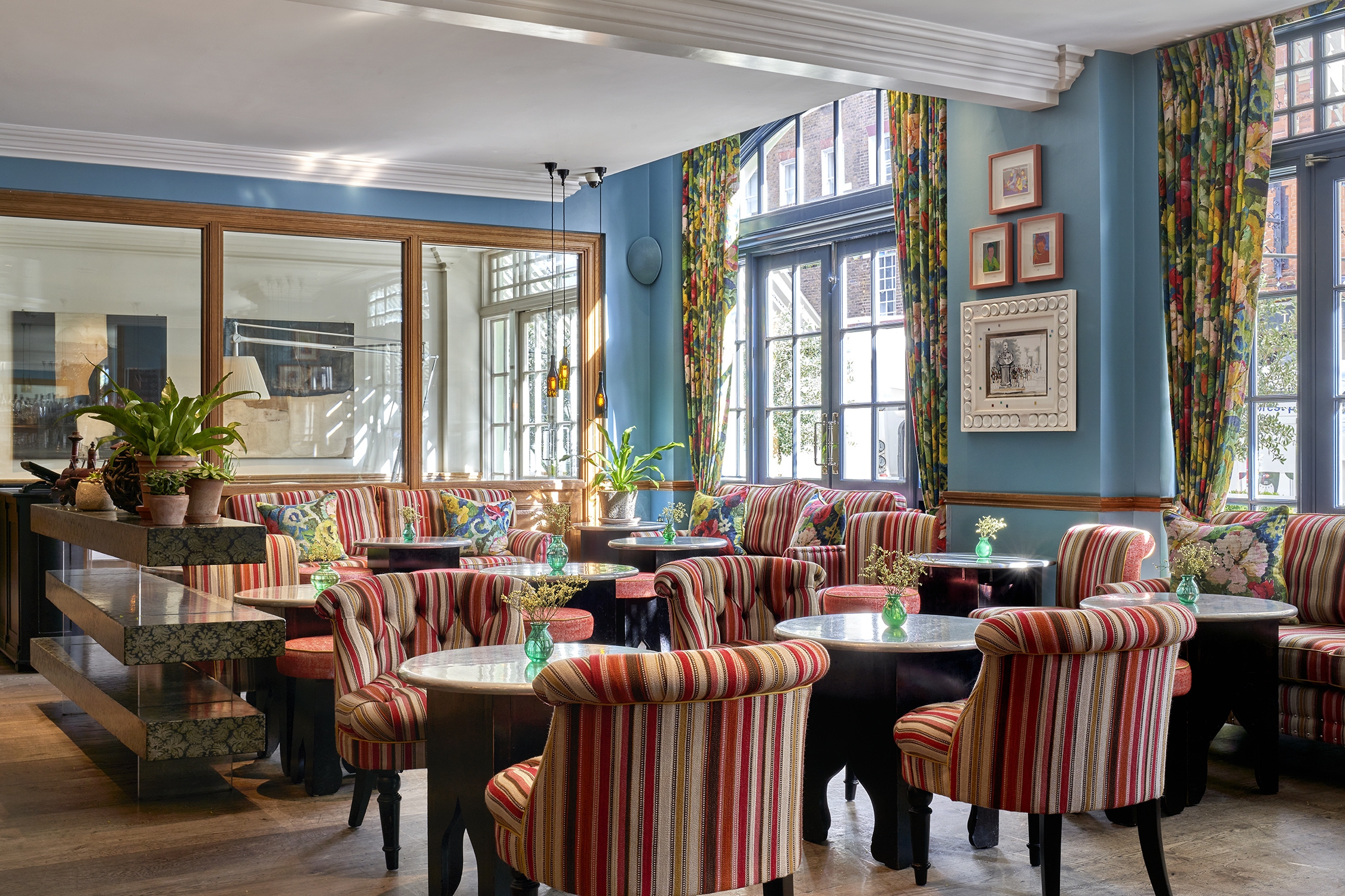 Oscar Bar. A selection of striped sofas and armchairs around small bar tables.